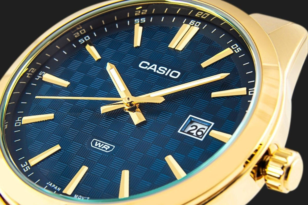 Vyriškas laikrodis CASIO MTP-VD03G-2AUDF – mėlynas ciferblatas su tekstūra, auksinė apyrankė, data, WR, originali dėžutė