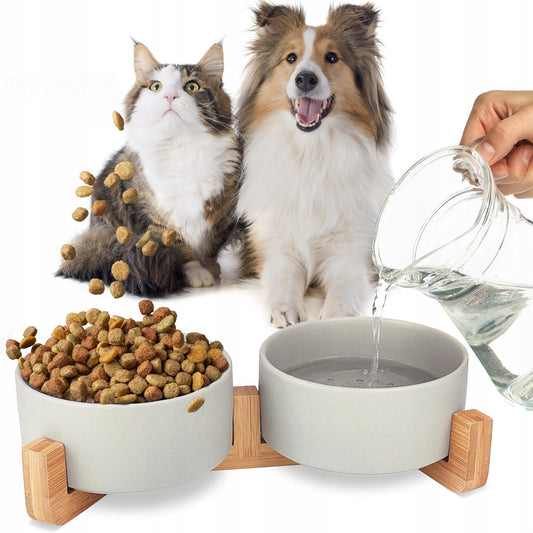 Dvigubi keraminiai šuns ir katės dubenėliai Mersjo Gerda 2x400 ml su neslystančiu mediniu stovu – pilkos spalvos, aukštos kokybės keramika, patogus ir higieniškas maitinimo rinkinys augintiniams