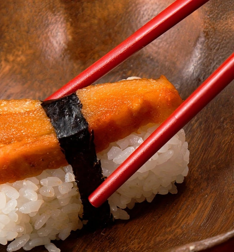 Sushi Lazdelės – 5 Poros Daugkartinio Naudojimo, 24,3 cm, Stiklo Pluošto, Raudonos su Aukso Imitacija, Japoniško Stiliaus