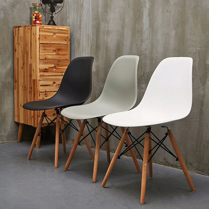 Modernios kėdės ir kėdžių komplektai įvairių stilių, spalvų ir medžiagų, skirtos namų ir biuro interjerui.