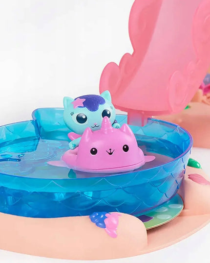 Gabby's Dollhouse didelis baseino rinkinys: 2 figūrėlės, Gabi, Merkatė ir čiuožykla