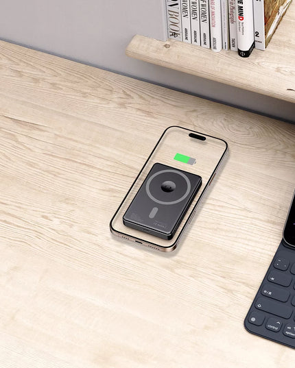 2 viename išorinė baterija Powerbank su MagSafe 5000mAh 15W LED
