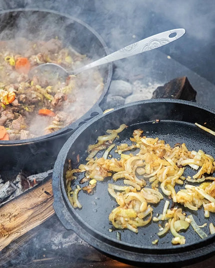 Ketaus medžioklinis katilas + keptuvė laužui 12 l