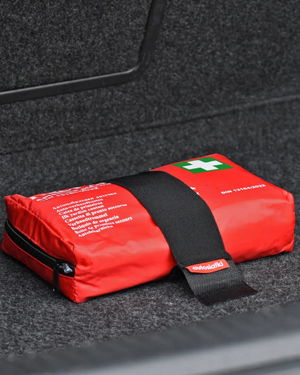 Automobilinė vaistinėlė DIN 13164 su „Velcro“ tipo tvirtinimo laikikliu bagažinei