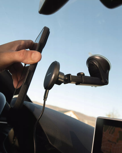AUTOMOBILINIS TELEFONO LAIKIKLIS ANT STIKLO SU INDUKCINIU ĮKROVIKLIU, SKIRTAS MAGSAFE