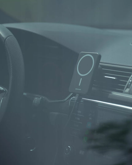 AUTOMOBILINIS TELEFONO LAIKIKLIS SU QI ĮKROVIKLIU IPHONE MAGSAFE