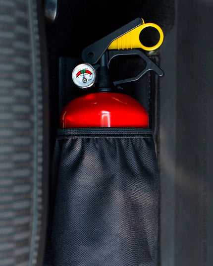 Juodas automobilinio gesintuvo laikiklis su „Velcro“ užsegimu AMIO-02867