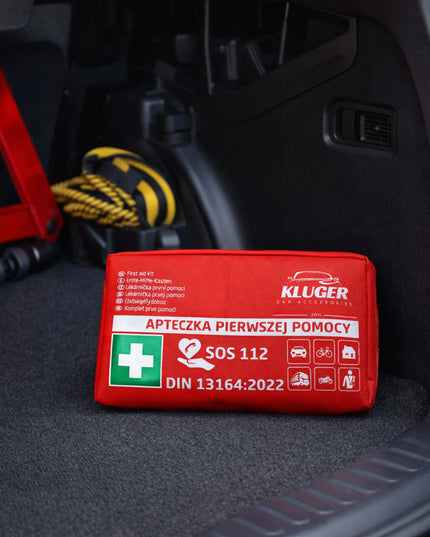 Raudona nailoninė pirmosios pagalbos vaistinėlė automobiliui KLUGER DIN 13164 su įranga, EU CE