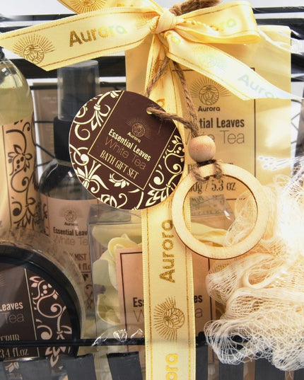 Aurora Dovanų rinkinys 7 kosmetikos priemonės metaliniame krepšelyje baltoji arbata