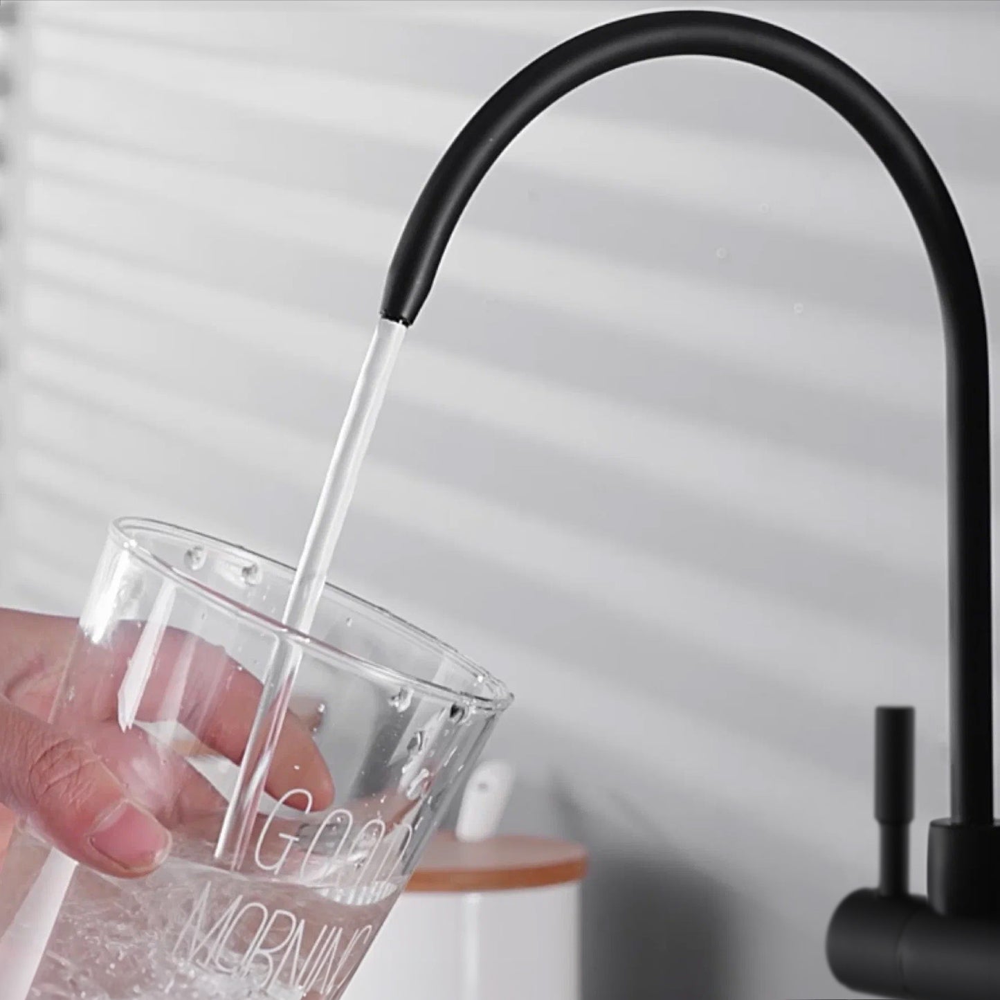 Maišytuvas virtuvinis REA ECO FRESH su dviem čiaupais juodas su ištraukiama maišytuvo galvute