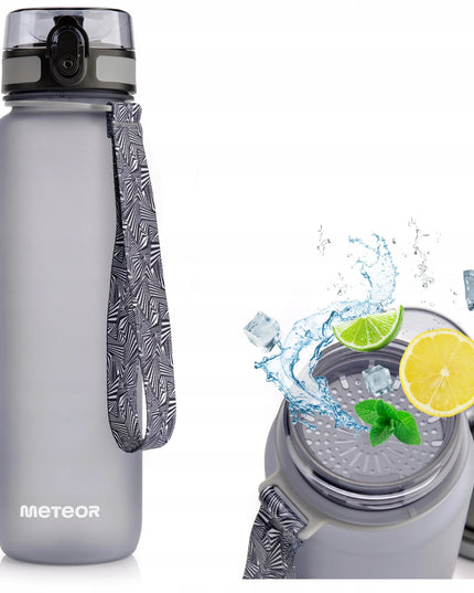 „Meteor“ gertuvė 1000 ml iš „Tritan“ su įdėklu, kandikliu ir dirželiu, pilka
