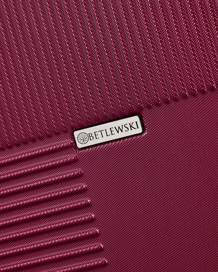 Betlewski Vidutinio dydžio rankinis kelioninis lagaminas su ratukais, skirtas komandiruotėms.