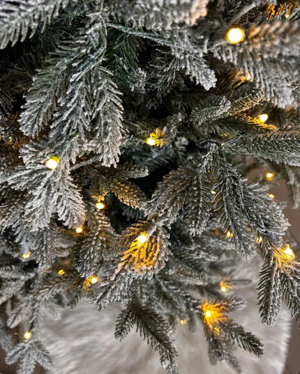 Dirbtinė eglutė Arkties eglė, snieguota, PE+PVC, 225 cm su LED lemputėmis