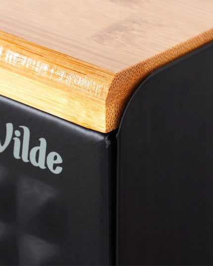 Juoda metalinė medinė duoninė, uždaromas indas duonai ir bandelėms