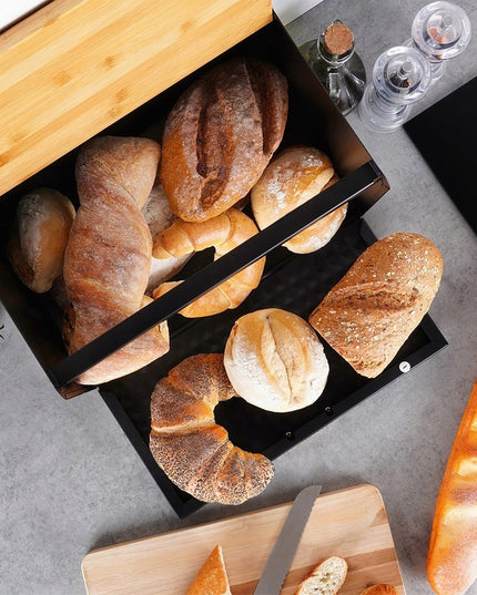 Juoda metalinė medinė duoninė, uždaromas indas duonai ir bandelėms