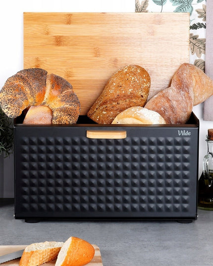Juoda metalinė medinė duoninė, uždaromas indas duonai ir bandelėms