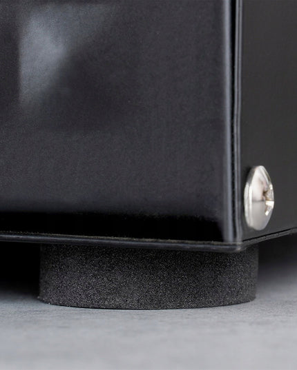 Juoda metalinė medinė duoninė, uždaromas indas duonai ir bandelėms