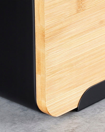 Juoda metalinė medinė duoninė, uždaromas indas duonai ir bandelėms