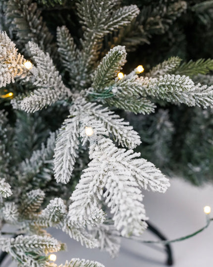 Dirbtinė eglutė Arkties eglė Snowy PE+PVC 2,15 m su integruota girlianda