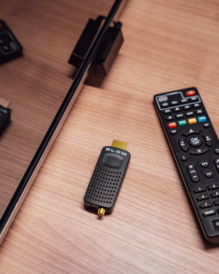 Televizijos imtuvas DVB-T2 HEVC H.265 FULL HD MINI STICK su nuotolinio valdymo pulteliu ir baterijomis