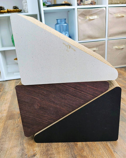 Katės draskyklė Mruu&Pruu balta trikampė 46 x 39 x 27 x 30 cm