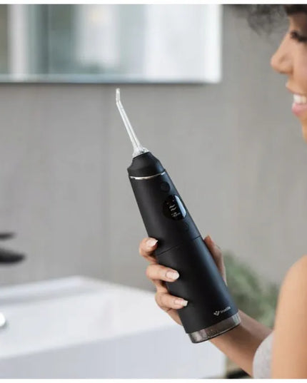 „TrueLife AquaFloss Compact C300“ belaidis burnos irigatorius su keičiamais antgaliais ir dėklu