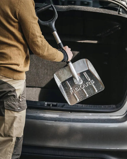 FISKARS aliumininis automobilinis kastuvas sniegui, 71,5 cm