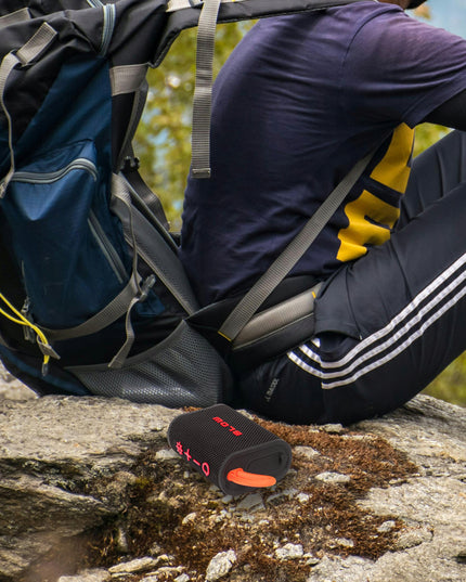 Nešiojamas belaidis vandeniui atsparus Bluetooth garsiakalbis IP67 su FM radiju, USB, RGB