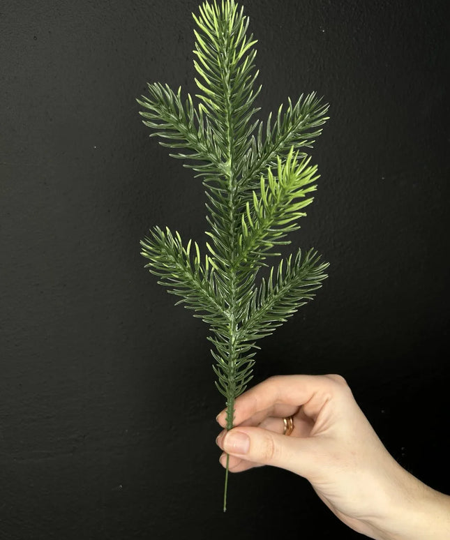 Dirbtinė plastikinė šakelė nr. 17, žalia su šviesiais galiukais, 700 vnt. pakuotė