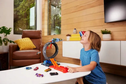 „Hot Wheels City Bat Loop Attack“ trasa su šikšnosparnio kilpa ir automobiliuku