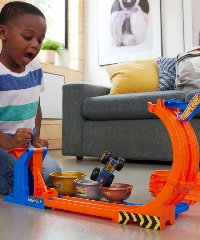„Hot Wheels“ „Bigfoot“ trasa su kilpa ir šuoliu į trofėjų – „Monster Trucks“ rinkinys