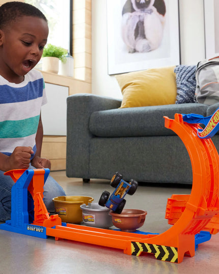 „Hot Wheels“ „Bigfoot“ trasa su kilpa ir šuoliu į trofėjų – „Monster Trucks“ rinkinys