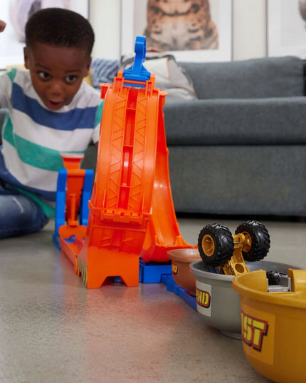 „Hot Wheels“ „Bigfoot“ trasa su kilpa ir šuoliu į trofėjų – „Monster Trucks“ rinkinys