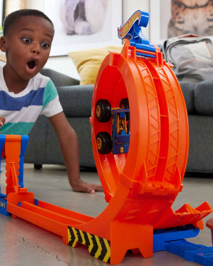 „Hot Wheels“ „Bigfoot“ trasa su kilpa ir šuoliu į trofėjų – „Monster Trucks“ rinkinys