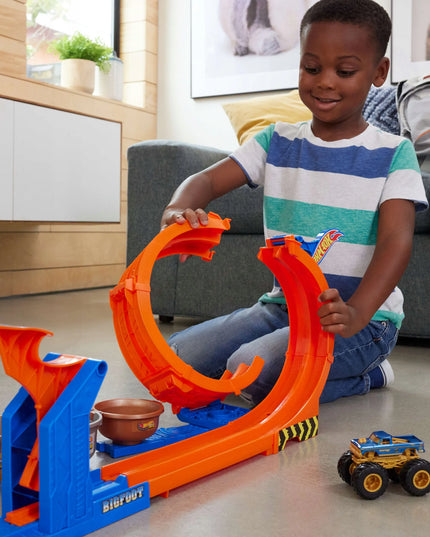 „Hot Wheels“ „Bigfoot“ trasa su kilpa ir šuoliu į trofėjų – „Monster Trucks“ rinkinys
