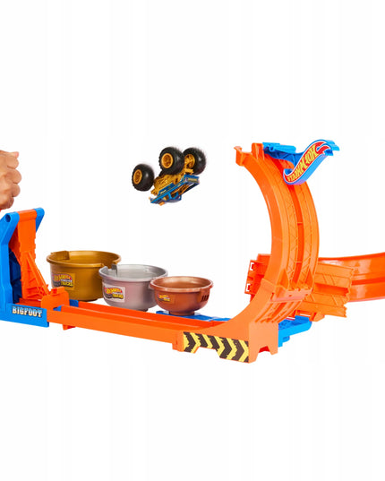 „Hot Wheels“ „Bigfoot“ trasa su kilpa ir šuoliu į trofėjų – „Monster Trucks“ rinkinys