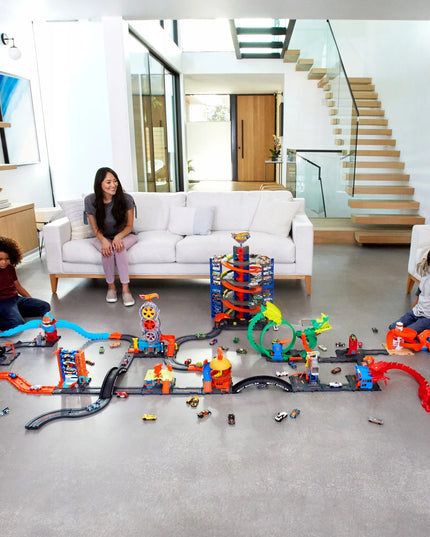 Hot Wheels kanistro formos triukų trasa su automobiliuku