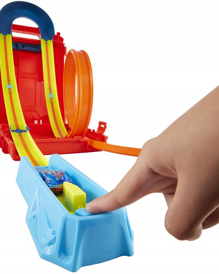 Hot Wheels kanistro formos triukų trasa su automobiliuku