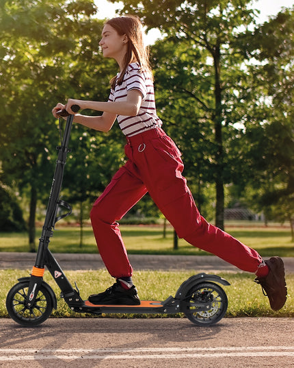 Sulankstomas paspirtukas su laikikliu gertuvei, galiniu stabdžiu, priekine ir galine amortizacija