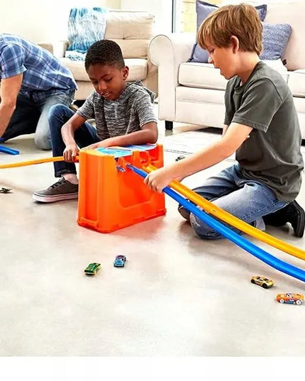 „Hot Wheels“ „Deluxe Stunt Box“ kaskadinių triukų rinkinys su dėže ir 2 automobiliukais GGP93