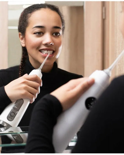 Belaidis burnos irigatorius „TrueLife AquaFloss Compact C300 White“ su keičiamų antgalių rinkiniu