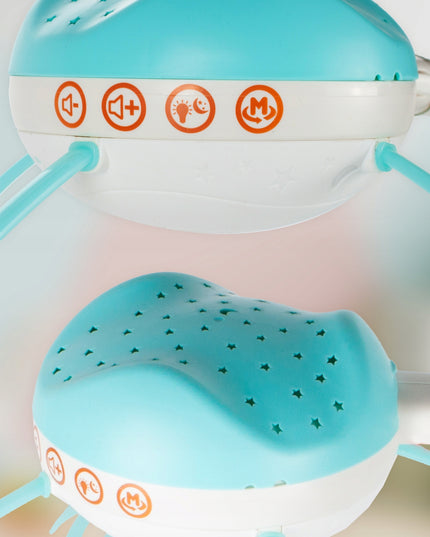 Karuselė lovytei su žvaigždžių projektoriumi, melodijomis ir meškučiais, valdoma pulteliu