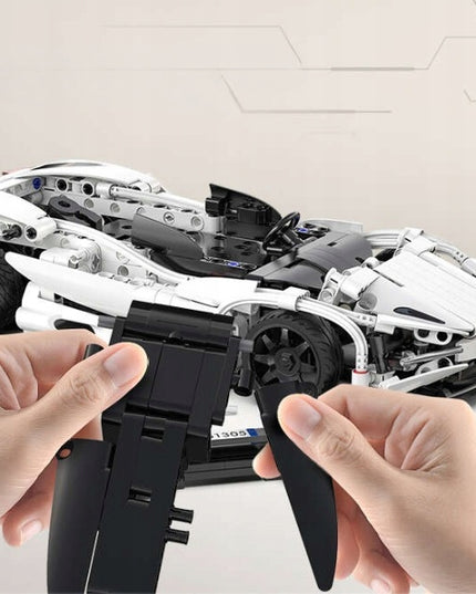 CADA konstruktorius NUOTOLINIU BŪDU VALDOMAS SPORTINIS AUTOMOBILIS SUPER STORM 30CM 402 dalys DUAL