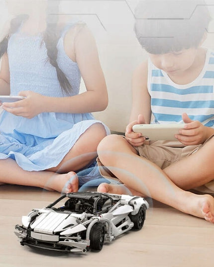 CADA konstruktorius NUOTOLINIU BŪDU VALDOMAS SPORTINIS AUTOMOBILIS SUPER STORM 30CM 402 dalys DUAL