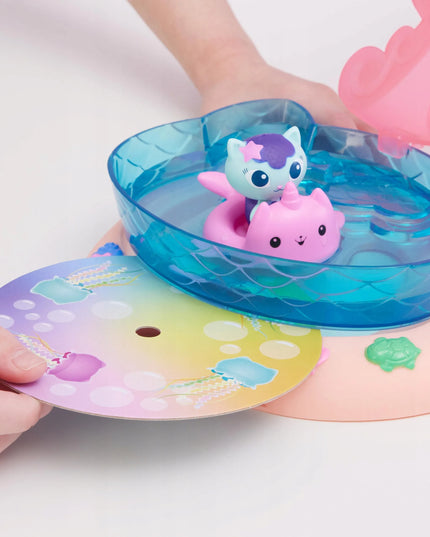 Gabby's Dollhouse didelis baseino rinkinys: 2 figūrėlės, Gabi, Merkatė ir čiuožykla