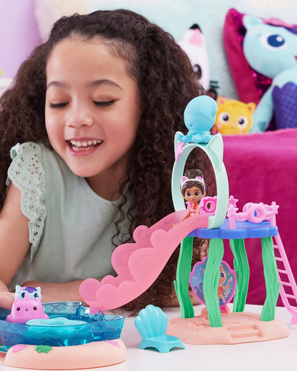 Gabby's Dollhouse didelis baseino rinkinys: 2 figūrėlės, Gabi, Merkatė ir čiuožykla