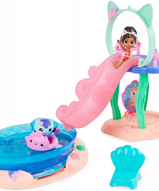 Gabby's Dollhouse didelis baseino rinkinys: 2 figūrėlės, Gabi, Merkatė ir čiuožykla
