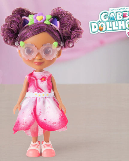 Gabby lėlė iš filmo Gabby's Dollhouse su gėlėta suknele ir priedais