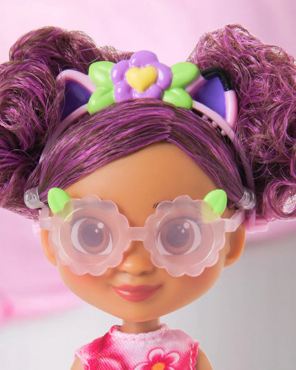Gabby lėlė iš filmo Gabby's Dollhouse su gėlėta suknele ir priedais