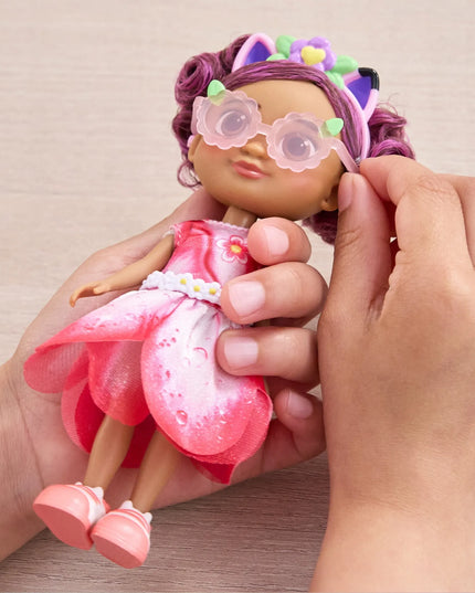 Gabby lėlė iš filmo Gabby's Dollhouse su gėlėta suknele ir priedais